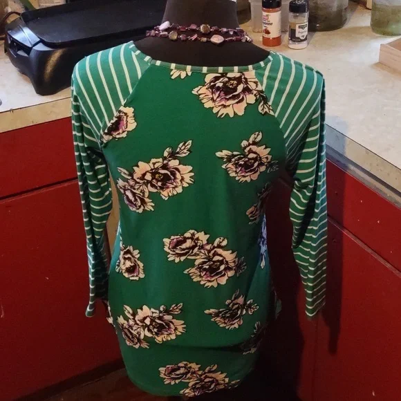 Spring/Summer Eye Candy Essentials Floral Green Women's Top with Necklace - Picture 8 of 12